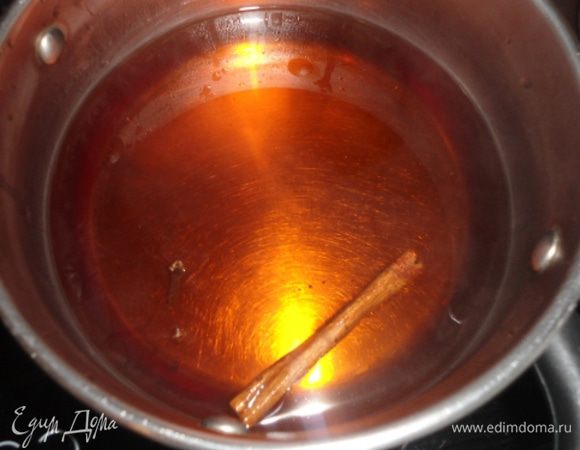 Заварить ваш любимый крепкий чай. Дать настояться 5 минут и процедить в кастрюлю. Добавить палочку корицы,гвоздички и сахар.
