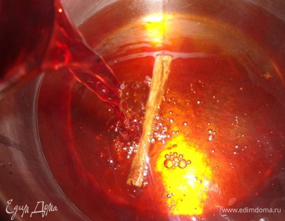 Долить к чаю оба вида сока. Кипятить 10 минут на среднем огне.