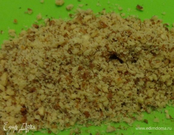 Добавить молотые орехи.