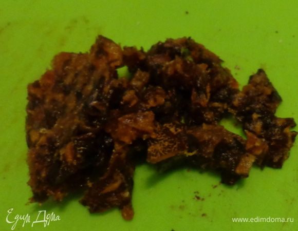 Добавить мелко нарезанные финики.