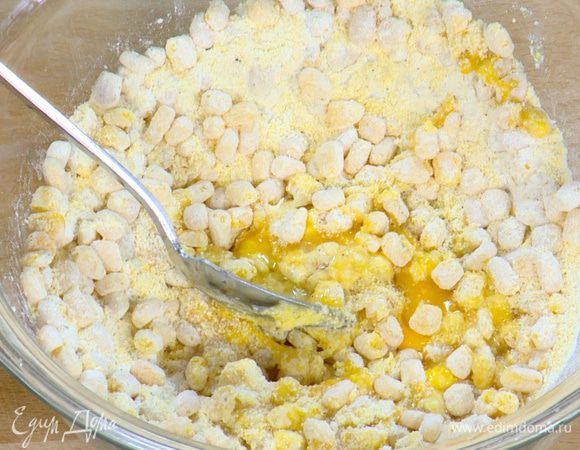 К консервированной кукурузе добавить поленту, муку, яйцо, посолить, поперчить и перемешать.