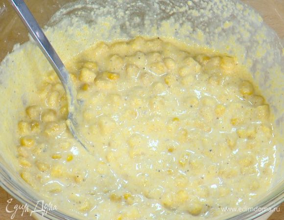 Добавить разрыхлитель, влить молоко и вымешать тесто.