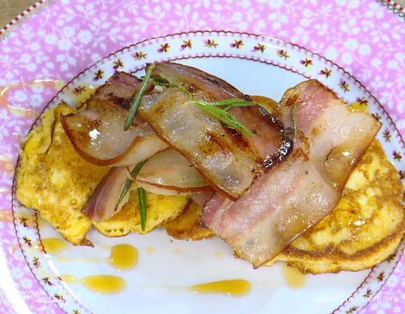 Готовые оладушки выложить на тарелку, сбрызнуть кленовым сиропом и подавать с обжаренным салом.