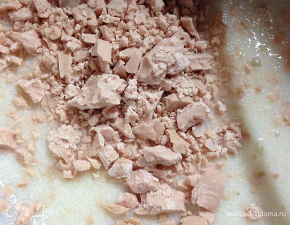 Молоко закипятить, всыпать в него манную крупу и, помешивая, сварить вязкую кашу. Остудить, в чуть теплую кашу раскрошить дрожжи, всыпать сахар и перемешать.