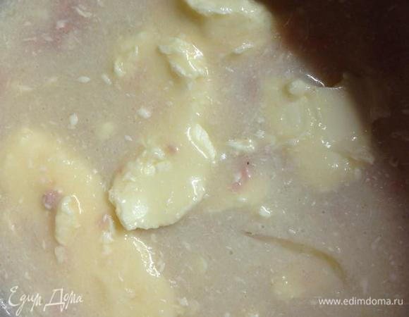 Добавить мягкое масло, яйцо, соль и ванилин.