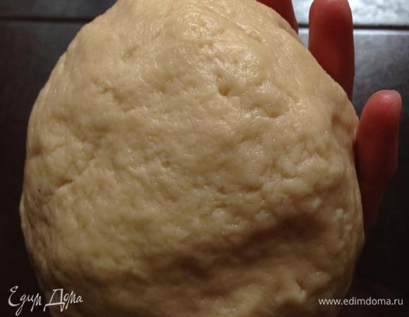 И замесить мягкое, но довольно плотное, нелипнущее тесто.