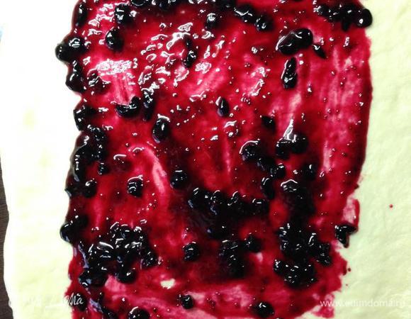 Затем тесто хорошенько обмять и выложить в форму, в которой будет выпекаться булка. Форму смазать маслом. 
Если делаем с вареньем, то раскатать в пласт, смазать вареньем, отступая от краев по несколько сантиметров.