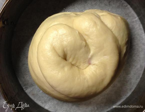 Скрутить в рулет, затем в улитку. Накрыть тесто полотенцем и дать еще раз подняться в теплом месте (минут 30-40).
