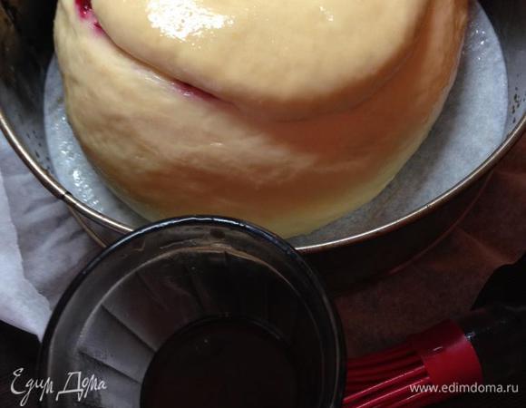 Я дополнительно смазала поднявшееся тесто сладкой крепкой заваркой.