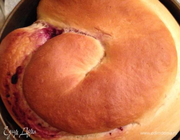 Поставить булку в разогретую до 170°С духовку примерно на 1 час. Смотрите по своей технике.