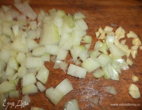 Лук и чеснок очистить, порубить кубиками. Выложить на сковороду, в которой обжаривались фрикадельки. Обжарить до прозрачности.