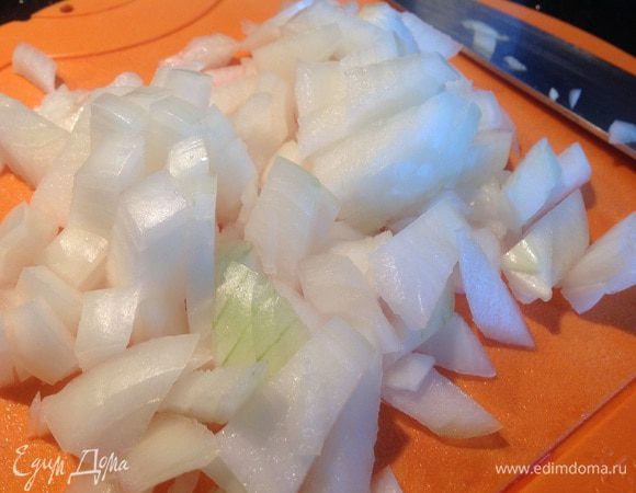 Лук очистите и мелко нарежьте.
