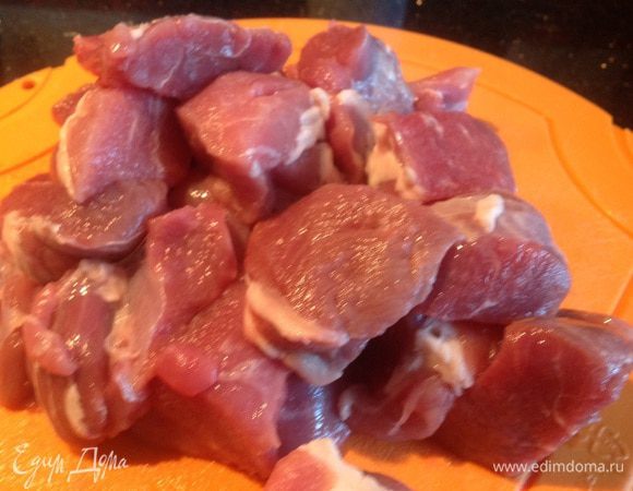 Мясо вымойте, обсушите и нарежьте кусочками.