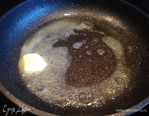 За 20 минут до приготовления мяса растопите сливочное масло на сковороде.