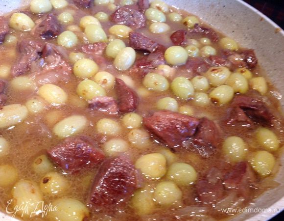 Добавьте виноград к мясу и хорошо перемешайте.