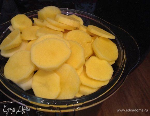 Картофель очистите, нарежьте кружочками и сварите до полуготовности.