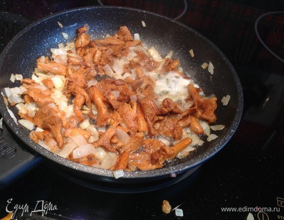 На сковороде разогрейте масло, обжарьте лук до прозрачности, добавьте грибы, посолите и жарьте до готовности 7-10 минут. Выложите.