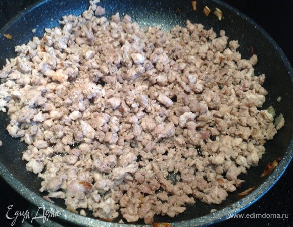 На той же сковороде обжарьте фарш индейки, посолите, приправьте перцем и чесноком.