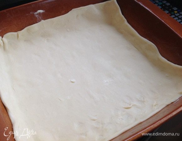 Раскатайте половину теста, и выложите в смазанную маслом форму, так чтобы получились высокие бортики.