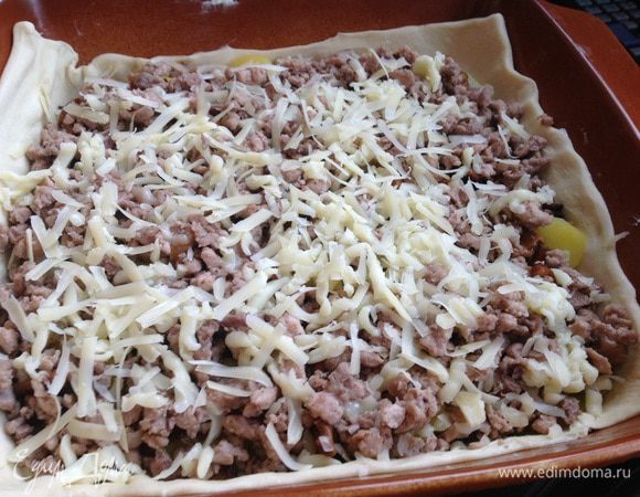Сверху натёртый сыр.