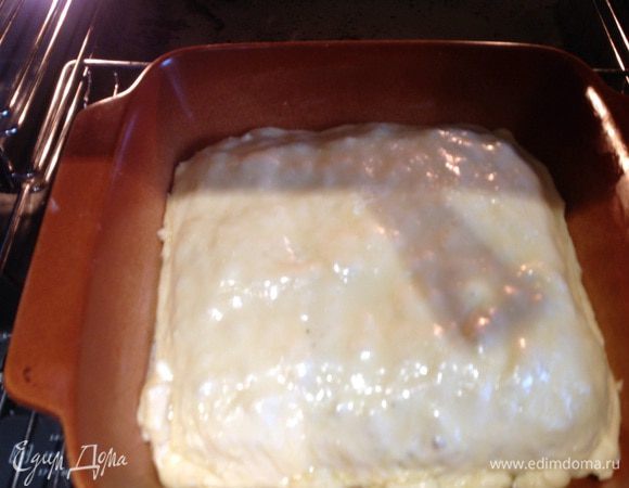 Растопите оставшиеся сливочное масло и смажьте им пирог. Готовьте в духовке 45-50 минут.