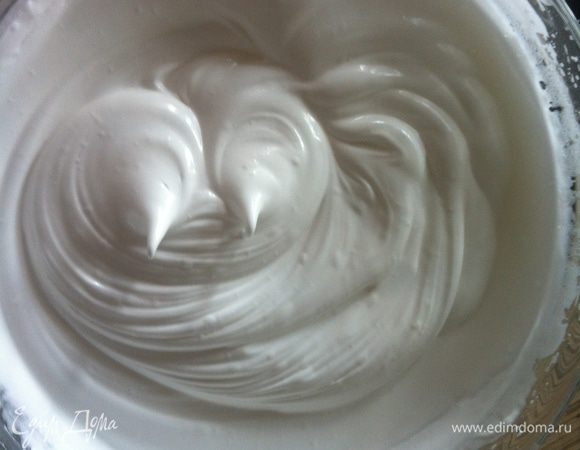 Белки должны быть выдержаны ночь в холодильнике, взбить до мягких пиков, тонкой струйкой ввести сахар и взбить до жестких пиков.