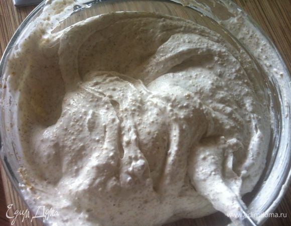 Орехи я 20 минут выдержала в морозилке, чтобы не пустили масло и пробила в блендере (в оригинале 250 гр миндаля или можно 50/50 миндаль и фундук). У меня было несколько кг грецких орехов, решила на них готовить. Перебитые орехи осторожно лопаткой вмешать в меренгу.