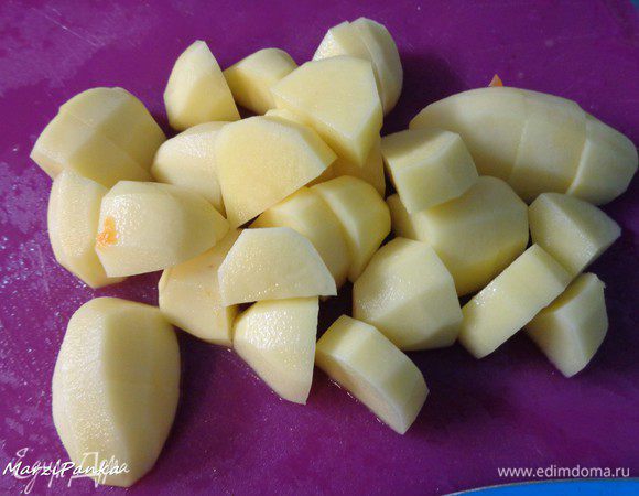 Картофель очистить от кожуры и нарезать.