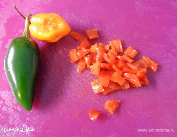 Перец чили помыть, очистить от семян и мелко нарезать. Если любите поострее — семена оставьте.
