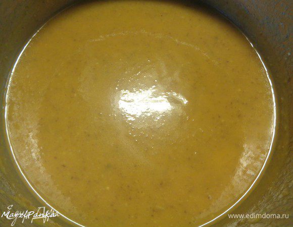 Готовый суп отставляем с плиты и погружным блендером пюрируем его.