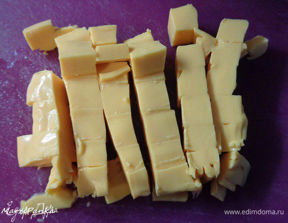 Суп ставим опять на огонь. Плавленный сыр (у меня Чеддер в пластинках) режем и добавляем в суп. Постоянно мешаем до полного растворения сыра.

В конце кладем мелко нарезанный укроп.