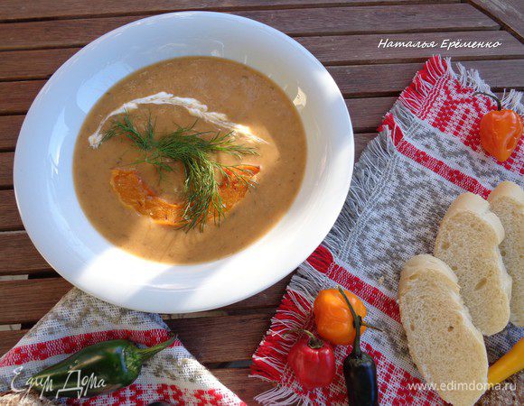 Для подачи я приготовила тыкву в соленой карамели. Для этого я нарезала тыкву на кусочки. Запекла их в фольге в духовке (примерно 25 минут). Раскрыла фольгу, смазала каждый кусочек оливковым маслом и присыпала крупной солью. И опять поставила в духовку на верхний уровень на 5 минут.