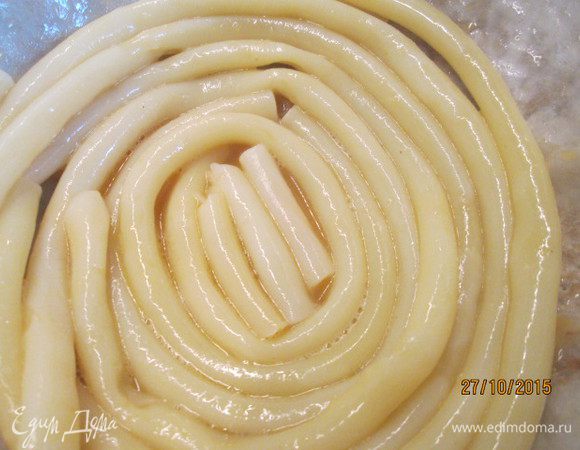 Берем куполообразную форму для запекания, смазываем растительным маслом и посыпаем сухарями. Сверху застилаем пекарской бумагой и ее тоже смазываем маслом, посыпаем сухарями.
Теперь выкладываем макароны, начиная от центра дна, обмакивая их во взбитое с солью и водой яйцо. Для удобства сначала выкладываем макароны до середины купола.