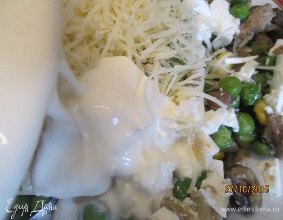 Завершаем приготовление начинки, добавив в тушеные овощи сыр, моцареллу (у меня фета), сливки, соль, перец и немного нарезанных мелко макарон.
  