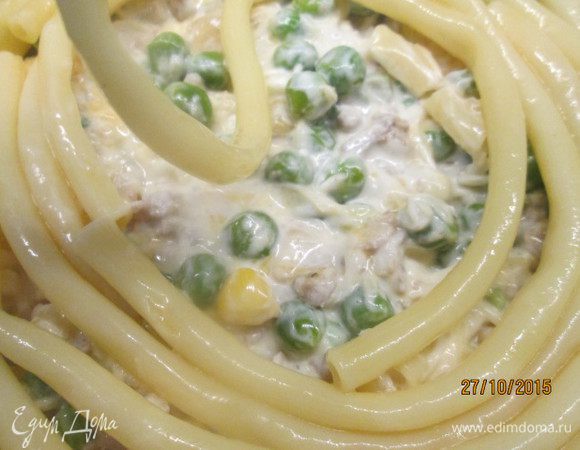 Завершаем верхнюю часть купола, добавляем начинку, укладываем верх, который будет дном, и заливаем оставшейся яичной смесью.
Ставим в нагретую до 190°С духовку и выпекаем минут 45-50.