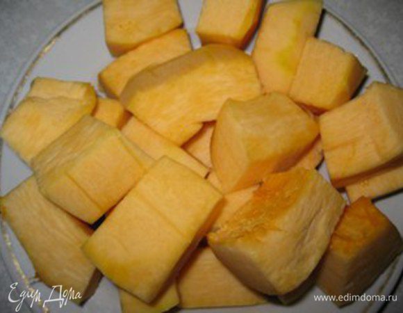 Моем и чистим тыкву, нарезаем на кусочки.