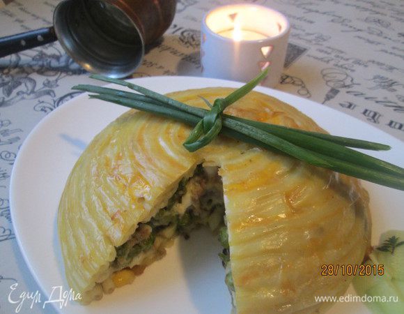 Резать лучше горячим ножом, чтобы не сломать купол.
Я украсила вершину купола перьями лука.