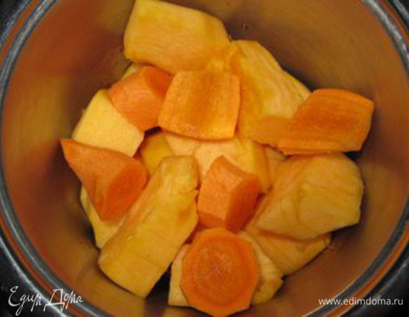 В кастрюльку наливаем куриный бульон, кладем кусочки тыквы, очищенную и нарезанную морковь. Ставим на огонь и варим 15 минут.