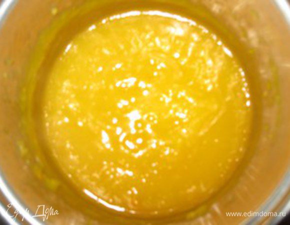 Делаем пюре из тыквы и моркови. Солим и добавляем красный перец. Если хотим густой суп пюре, можно слить немного куриного бульона. 