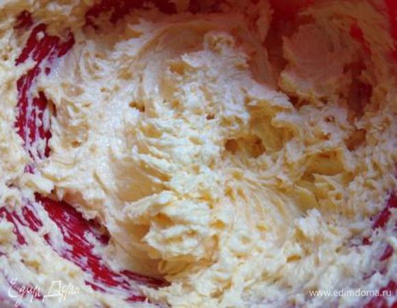 Отдельно взбить масло с сахаром. По одному, взбивая, добавить желтки.