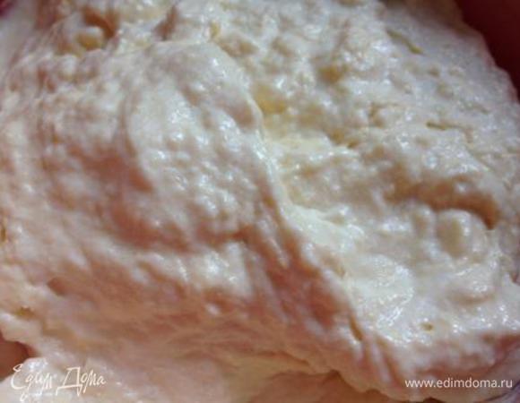 Ввести белки в тесто, вымешивая снизу вверх.