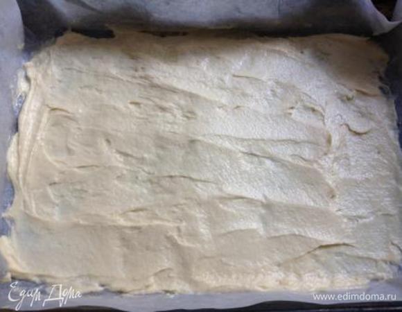 Разделить тесто на 4-6 частей. Противень выстелить пергаментом и выложить тонким слоем 1 часть теста. Я ставила противень на теплую плиту (разогрелась от работающей духовки), тогда масло начинает подтаивать, и распределять тесто удобней.