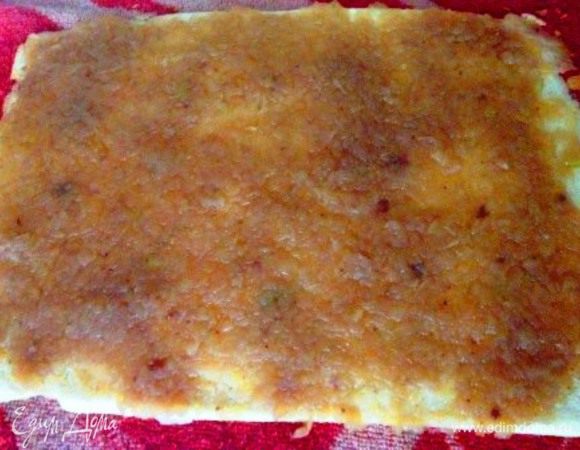 Выпекать корж 5-7 минут в разогретой до 180°С духовке (подрумянивать не надо). Перевернуть на влажное полотенце, намазать яблочным пюре и завернуть рулетом.