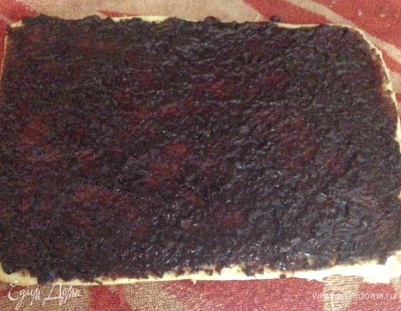 Так как мое яблочное пюре на стадии приготовления вся семья пробовала очень интенсивно, я поняла, что мне его не хватит и задействовала свои запасы из моего любимого сливового шоколадного варенья собственного приготовления http://www.edimdoma.ru/retsepty/58141-shokoladnoe-slivovoe-varenie-s-orehami
Слои чередовала.