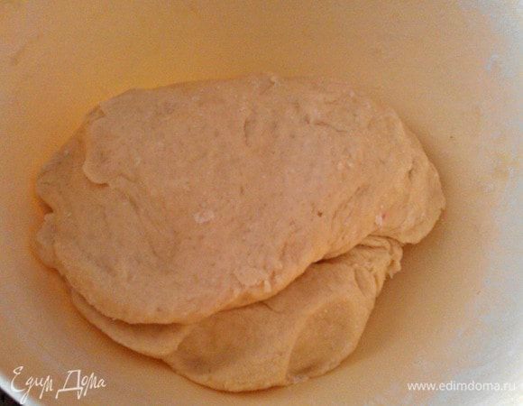 Добавить сок (у меня свежевыжатый) и 130 г муки. Замесить эластичное (не липнущее к рукам) тесто. 
Так как я добавила 70 г сока, муки у меня ушло немного больше.