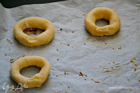 Возьмите немного теста, размером с грецкий орех, скатайте колбаски толщиной 1 см и защипните концы, делая кольца.