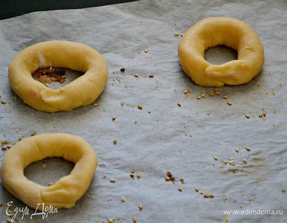 Возьмите немного теста, размером с грецкий орех, скатайте колбаски толщиной 1 см и защипните концы, делая кольца.