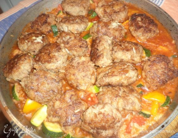 Перемешать, приправить гвоздикой и кориандром, ещё раз перемешать, сверху выложить фрикадельки, накрыть крышкой, протушить ещё 5 минут, до готовности риса.