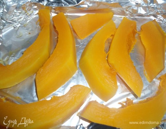 Тыкву заранее запечь или приготовить на пару, измельчить в пюре. Духовку разогреть до 180°С.