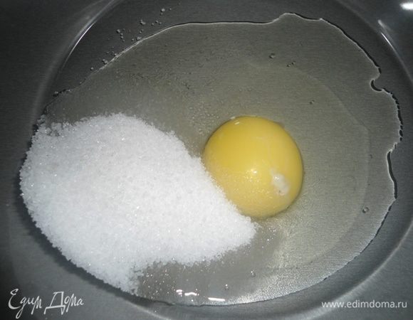 Смешать в миске яйцо, сахар и соль.